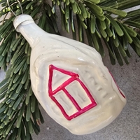 hvid-huskugle-pink-vindue-dør-glas-gammel-juletræskugle